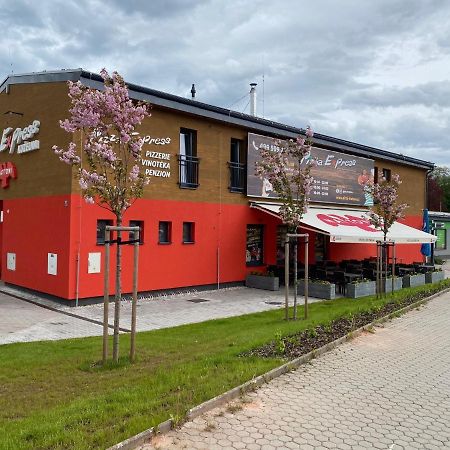 Penzion Kuzelna Hotell Trutnov Exteriör bild